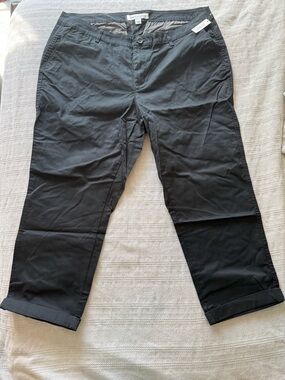 Amazon Essentials Mid-Rise Slim Fit Stretchy Cropped Black Khaki Pants